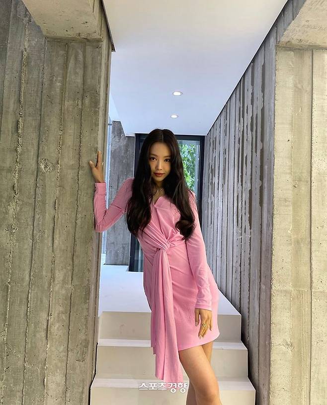 Actor Son Na-eun has unveiled his perfect one-piece fit.Son Na-eun released several photos on her social networking service Instagram on the 9th.In the photo, Son Na-eun poses in front of the camera wearing a pink dress, and Son Na-euns unique innocent beauty and natural pose capture her attention.The netizens who checked the photos praised Princess Pink, I am so beautiful, I am a living Barbie doll.On the other hand, Son Na-eun appeared on TVN drama Ghost Doctor, which ended in February, and received the love of many people.