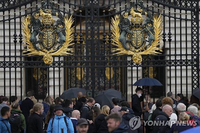 영국 버킹엄궁 앞 여왕 지지자들 (런던 AP=연합뉴스) 8일(현지시간) 영국 런던 버킹엄궁 앞에 엘리자베스 2세 여왕의 안녕을 비는 지지자들이 모이고 있다. 2022.9.8 photo@yna.co.kr