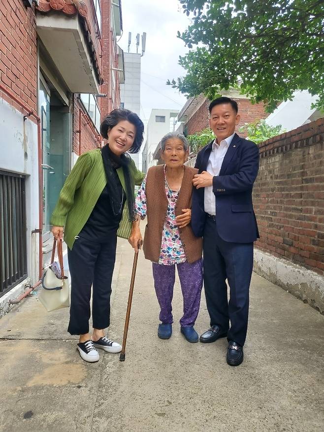 왼쪽부터 김경애 부용회 후원회 부회장, 야마구치 마스에 할머니, 안 회장 [안양로씨 제공]