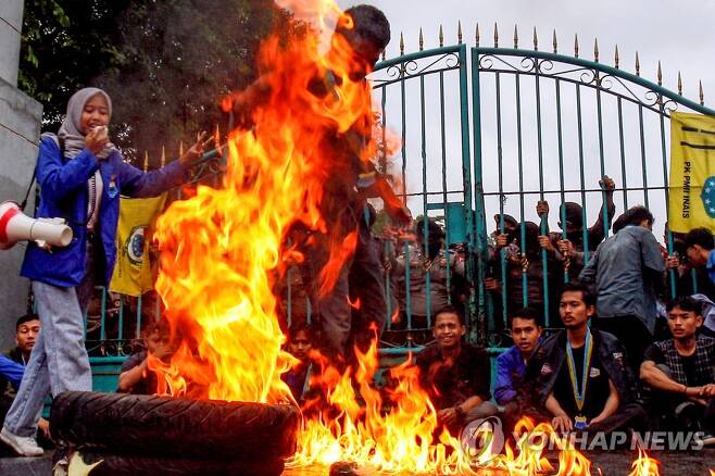 인도네시아, 연료비 인상 항의 시위 (보고르 로이터=연합뉴스) 8일(현지시간) 인도네시아 대학생들이 보고르의 지역 의회 건물 밖에서 연료비 인상 결정에 반대 시위를 하며 타이어에 불을 지르고 있다. 2022.9.9 photo@yna.co.kr
