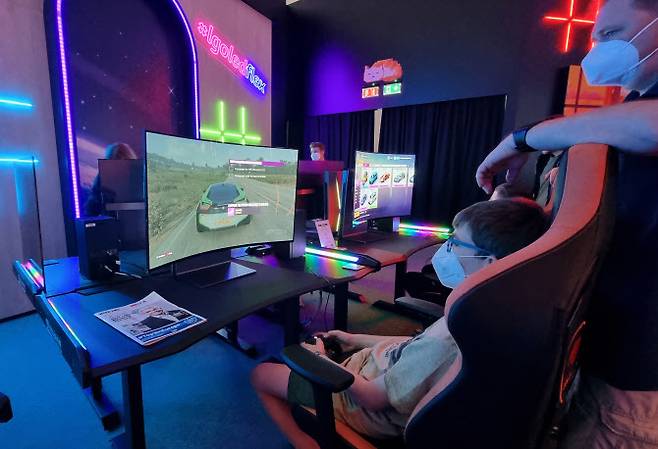 IFA2022에 마련된 아케이드에서 한 어린이가 벤더블 게이밍 올레드TV를 통해 게임을 즐기고 있다. (사진=김상윤 기자)