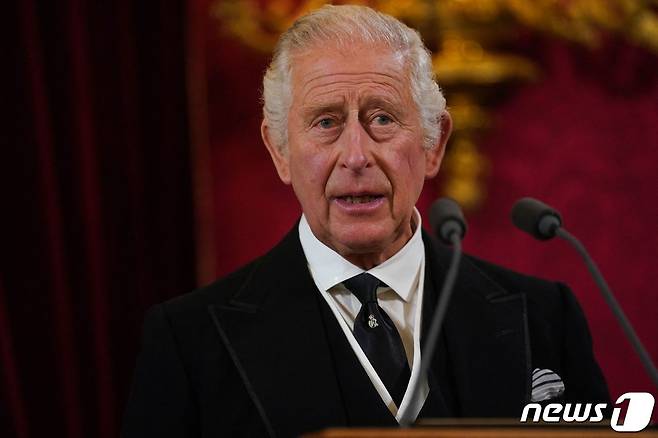 찰스 3세가 10일(현지시간) 런던 세인트제임스궁에서 열린 즉위위원회 회의에서 새 국왕으로 선포된 후 발언하고 있다. ⓒ AFP=뉴스1 ⓒ News1 강민경 기자