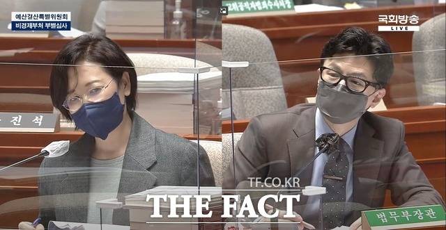 이 의원 측은 "말투로 인신공격하는 것은 문제"라는 입장을 밝혔다. 지난 5일 예산결산심의위원회에서 질의응답하는 이 의원(왼쪽), 한 장관. /국회방송 화면 갈무리