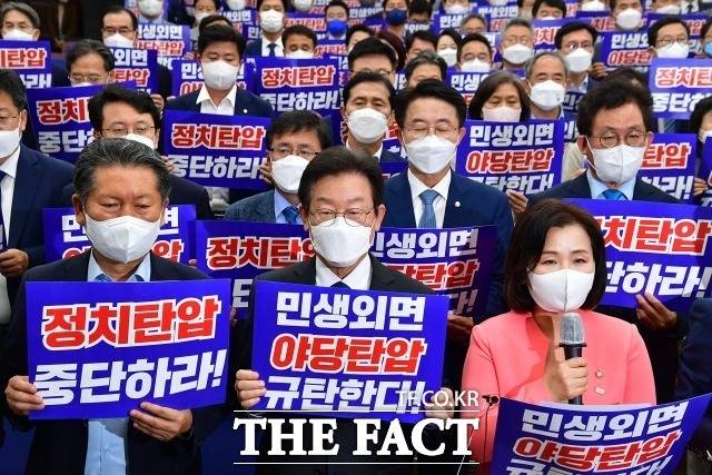 여야가 극단으로 치닫으면서 '민생 실종' 우려가 나온다. 이재명 더불어민주당 대표와 의원들이 5일 서울 여의도 국회에서 열린 비상 의원총회에서 '윤석열정권의 정치탄압에 대한 성명서'를 발표하며 규탄 구호를 외치고 있는 모습. / 이새롬 기자