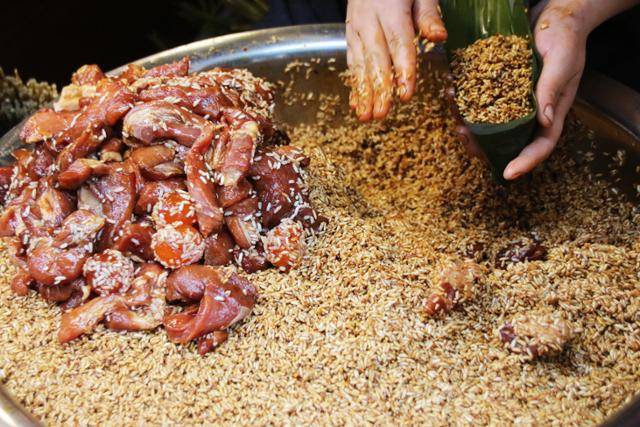 주가각의 전통 요리 아포쭝을 만드는 모습. ⓒ최종명