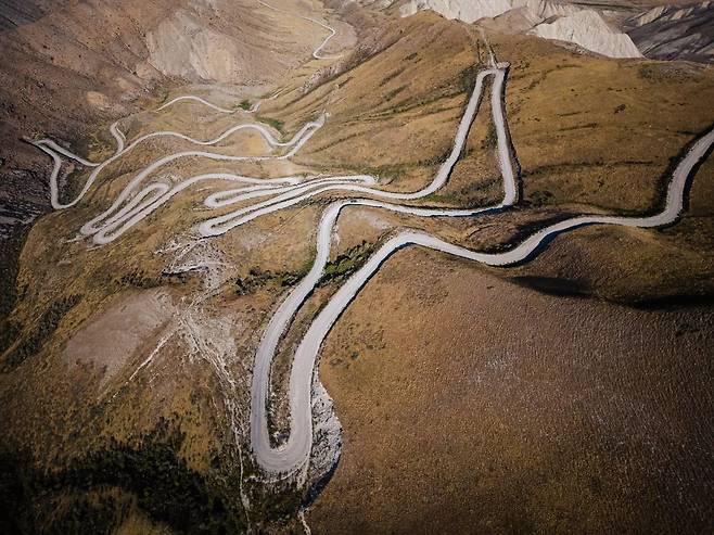 키르기스스탄 카잘만(Kazarman)에서 나린(Naryn)으로 가는 오르막 길. 사진 SRMR