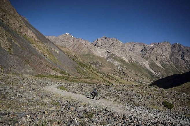 선수들은 끝 없이 펼쳐지는 해발 3000m 중앙아시아 고산지대의 풍경 속을 달린다. 사진 SRMR
