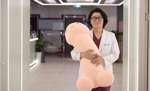 홍성우 비뇨의학과 전문의가 지난 8일 서울 강남구 논현동에 위치한 그의 병원에서 국민일보와 인터뷰를 진행하고 있다. 김지훈 기자.