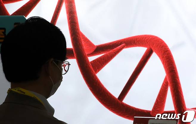 (서울=뉴스1) 이동해 기자 = 3일 오후 서울 강남구 코엑스에서 열린 바이오플러스-인터펙스 코리아 2022를 찾은 관람객들이 다양한 의료기기를 살펴보고 있다. 2022.8.3/뉴스1  Copyright (C) 뉴스1. All rights reserved. 무단 전재 및 재배포 금지.