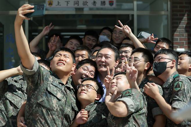 [서울=뉴시스] 윤석열 대통령이 추석인 10일 수도방위사령부 예하 방공중대를 방문해 장병들과 기념촬영을 하고 있다. (사진=대통령실 제공) 2022.09.10. photo@newsis.com *재판매 및 DB 금지