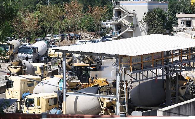 주요 대형 시멘트사들이 가격 인상을 단행한 지난 1일 서울 시내의 한 레미콘 공장 모습. 연합뉴스