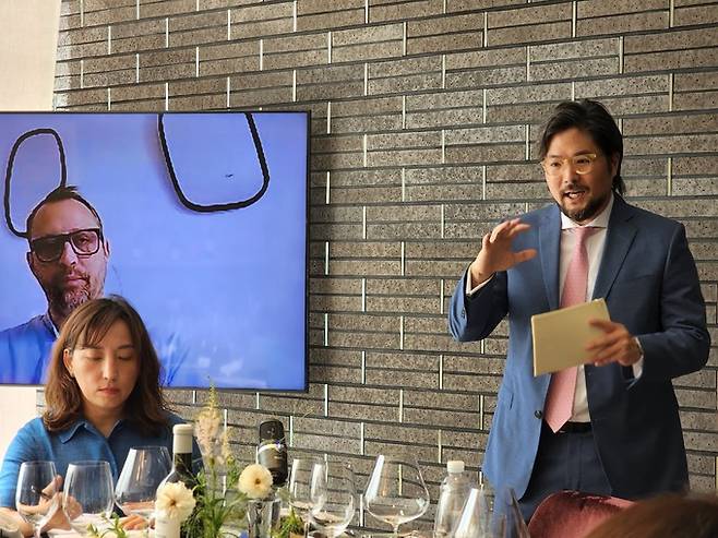 카스텔 프레르 와인을 설명하는 김선욱 한국지사장