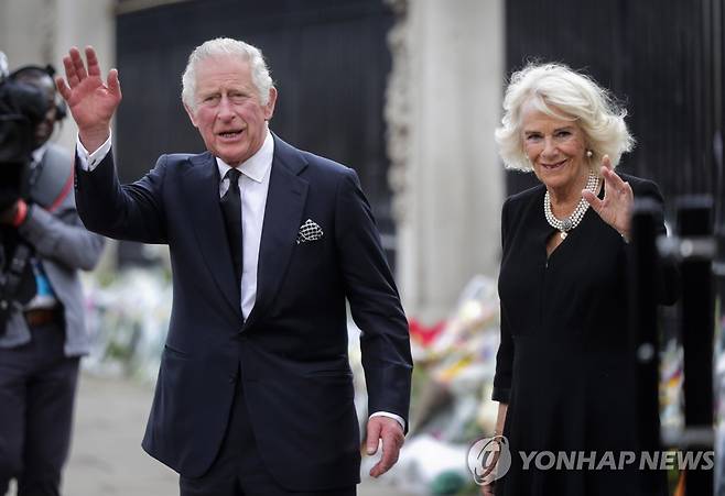 '국왕 부부'…영국 왕위 계승한 찰스 3세와 왕비 커밀라