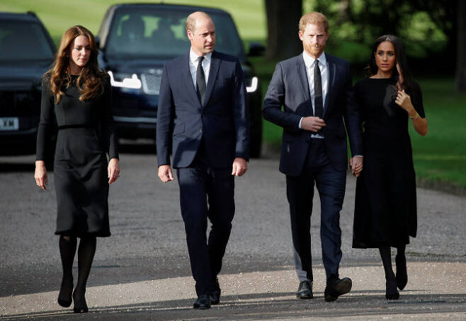 (왼쪽부터) 영국의 케이트 미들턴 왕세자비와 윌리엄 왕세자, 해리 왕자와 그의 부인인 메건이 10일(현지시간) 영국 윈저성에서 나오고 있다. (사진=로이터)