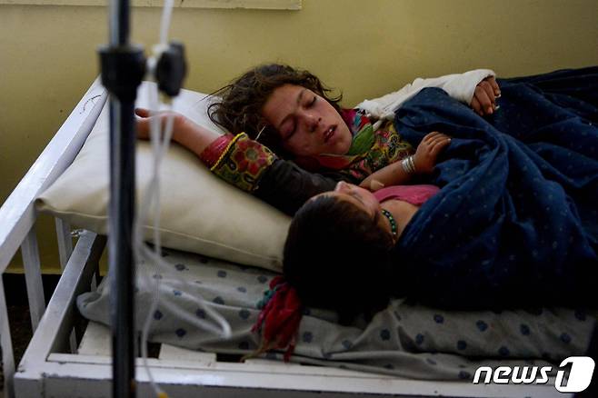 22일(현지시간) 아프가니스탄 팍티카주 가얀에서 지진으로 부상한 시민들이 병원에 입원해 치료를 받고 있다. 2022.06.22/뉴스1 ⓒ AFP=뉴스1 ⓒ News1 김민수 기자
