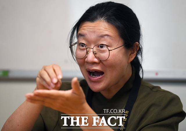 소보사 김주희 대표가 교사들과 수업 준비 회의를 하며 수어로 발언하고 있다. 고등학교 시절 특별활동반에서 우연히 수어를 배우게 된 김 대표는 다양한 활동을 통해 농학생들을 만났다. 수어를 당당하게 쓰며 자부심을 갖는 아이들이 있는 반면, 듣지 못하고 말하지 못해 수어를 쓰는 것이 부끄럽고 창피해하는 아이들을 보며 '나'라는 가치를 잘 인정하고 받아들여 올곧게 살아가는 것에 함께하기로 마음먹었다.