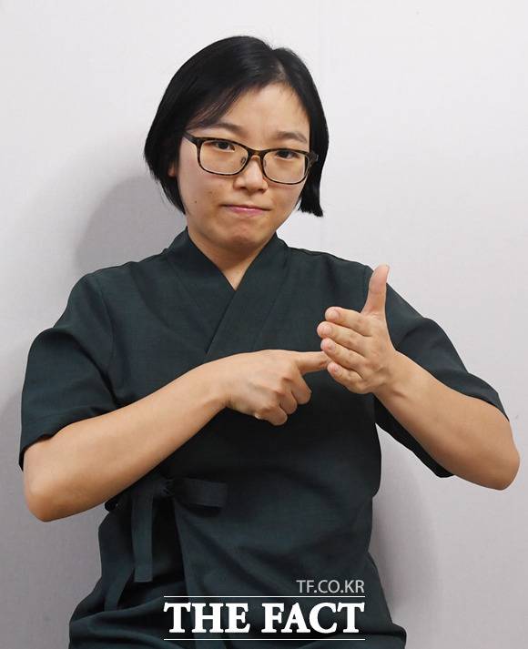 소보사 어린이집 교사인 이소연 씨는 자신을 표현하며 수어로 '나는 끝나지 않았다. ing형(현재진행형)'이라고 밝혔다. 그는 한국사회에서 농인에 대한 인식은 '우리와 다르다'로 보는 것이 아니라 '결함이 있는 존재로 본다'면서도 기대감을 잃지 않았다."아직 '구조적인 문제들의 변화가 어렵다 할지라도 그것을 바꾸려는 개개인들이 조금씩 생겨나지 않을까요. 그들이 늘어난다면, 그렇게 변화된 사람들이 만들어내는 사회적 구조에 대한 기대는 있어요. 언제가 될지는 모르겠지만요"