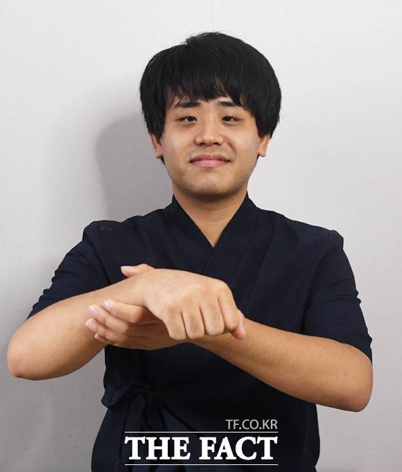 소보사 대안학교 교사 박상욱 씨는 자신을 표현하는 수어로 '열매'를 선택했다."저조차 아직 열매 맺지 않았다고 생각해요. 저 역시 아직 완벽한 교사가 아니죠. 제가 먼저 달콤한 열매로 결실을 맺는 것이 중요하겠죠"