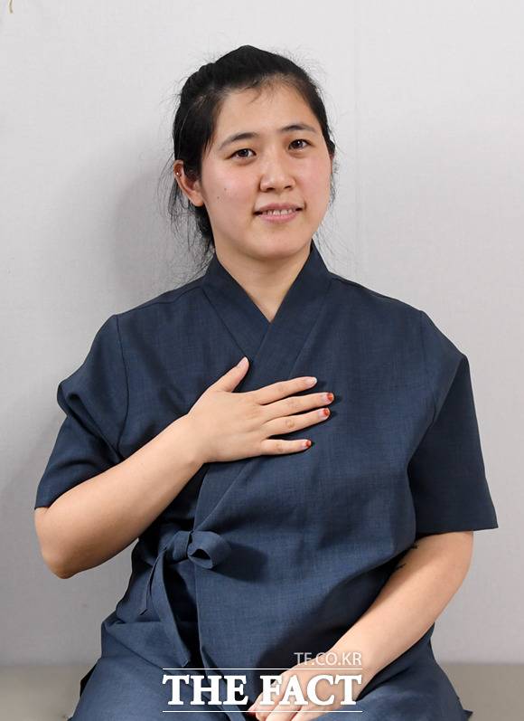 소보사 대안학교 교사 유현주 씨는 자신을 표현하는 수어로 '나'를 선택했다."저는 태어날 때부터 농인이었고, 평생을 농인으로 살아가야해요. 교사로 아이들을 대하든, 아이들이 저를 대하든, 다른사람이 저를 대하든, 결국은 농인으로 살아가는 모든 모습 바로 이게 '나'니까요"