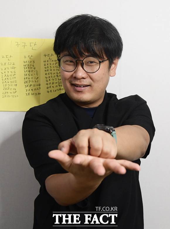 소보사 대안학교 교사 정우현 씨는 자신을 표현하는 수어로 '정복'을 택했다."한국 사회 내 '농인들은 저건 안될거야' 하는 시선이 있어요. 그런 불가능을 가능으로 만들고 싶어요. 사실 농인 대부분은 일반 사회에 나가는 것에 대해 위축되고 두려워합니다. 친구들이 그러한 얘길 할 때도 '괜찮아. 청인사회도 별다를게 없어' 라고 다독이며 조언해요. 저 역시 여전히 한국사회에서 시행착오를 겪고 있죠. 그럼에도 교사이기에 제가 먼저 시행착오를 겪고 아이들에게 그것을 잘 전해주는 것이 중요하겠죠"