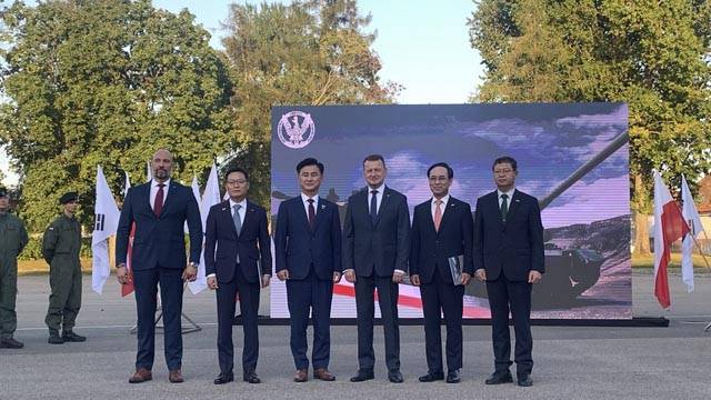 현대로템과 한화디펜스는 지난달 26일(현지시간) 폴란드 군비청과 K2 흑표 전차 및 K-9 자주포 수출을 위한 57억6000만 달러(약 7조9000억 원) 규모의 1차 이행계약을 체결했다고 방위사업청이 27일 밝혔다. 사진은 폴란드 모롱크에 위치한 기계화부대에서 열린 계약체결 행사의 모습. 왼쪽부터 세바스찬 흐바웩 PGZ 회장, 손재일 한화디펜스 사장, 엄동환 방위사업청장, 마리우시 브와슈차크 폴란드 부총리 겸 국방부 장관, 이용배 현대로템 사장, 유동준 국방부 전력자원관리실장. /방위사업청 제공