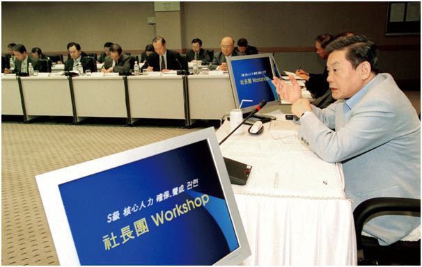 2002년 삼성그룹 사장단 워크샵에서 이건희 회장이 말하고 있다./삼성전자
