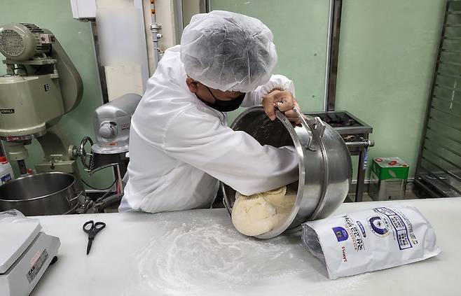 세종시에 위치한 쌀빵 전문점 '세종명가'에서 가루미를 활용해 빵을 만드는 모습. 현재 가루미 1t 이상을 사용하고 있는 빵집은 전국에 9군데 뿐이다. /세종=박소정 기자