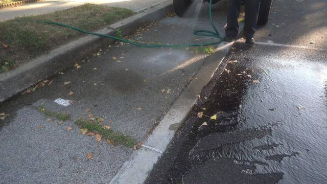 미국 퀸즈 레고파크 지역의 투수성 아스팔트(사진 왼쪽·연한 회색 도로)에 물을 뿌려 봤습니다. 물이 흡수되지 못해 줄줄 흐르는 일반 아스팔트(오른쪽·짙은 회색 도로)에 비해, 확실히 흡수력이 좋아 보입니다. 뉴욕=김광영 PD