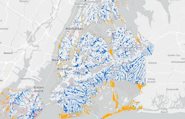 뉴욕시의 허리케인 홍수 예측 지도입니다. 2080년의 기후 변화를 예측하여 도시 배수 시설을 설계하고 있습니다. 파란 색으로 표시된 지역은 폭우가 올 경우 30㎝ 이상 잠기는 지역을, 노란 지역은 해수면이 146㎝ 이상 오를 지역을 뜻합니다. 뉴욕시청 제공