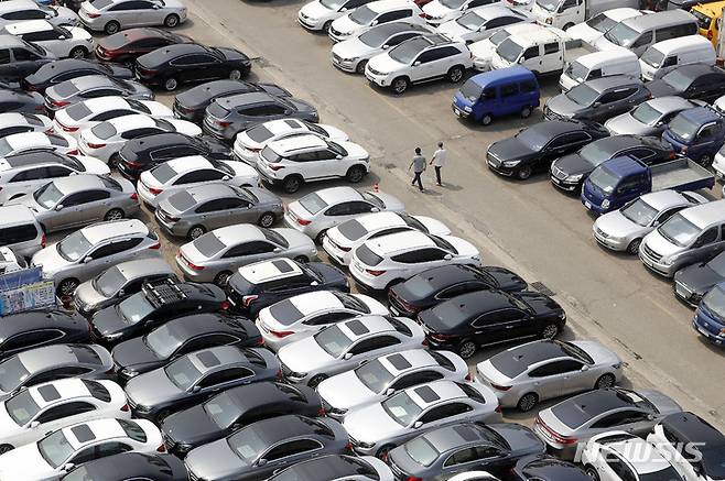 [서울=뉴시스] 최동준 기자 = 사진은 지난 5월 23일 서울 장한평 중고차 매매시장 모습. 2022.05.23. photocdj@newsis.com