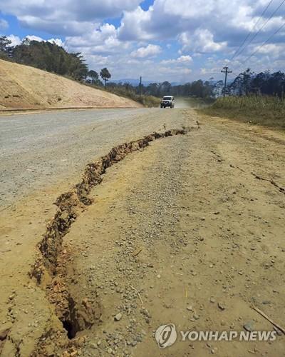 파푸아뉴기니 지진  파푸아뉴기니 카이난투 지역의 도로. (카이난투[파푸아뉴기니] AP=연합뉴스) 11일(현지시간) 강진으로 카이난투 지역의 땅이 갈라졌다. 2022.9.11