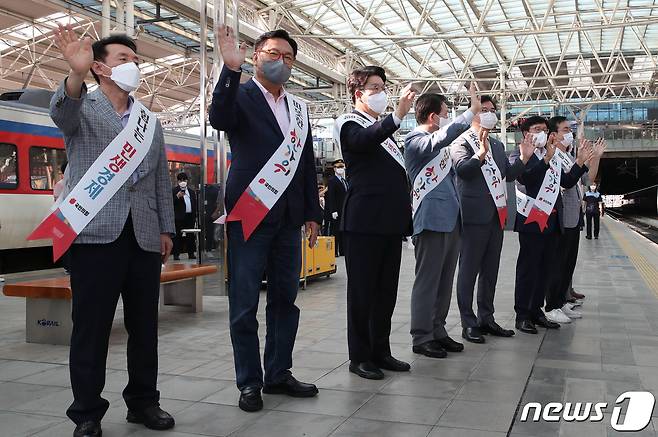 국민의힘 새 비대위원장에 임명된 정진석 국회부의장과 권성동 원내대표 등 의원들이 8일 중구 서울역에서 귀성객들에게 인사를 하고 있다. 2022.9.8/뉴스1 ⓒ News1 국회사진취재단