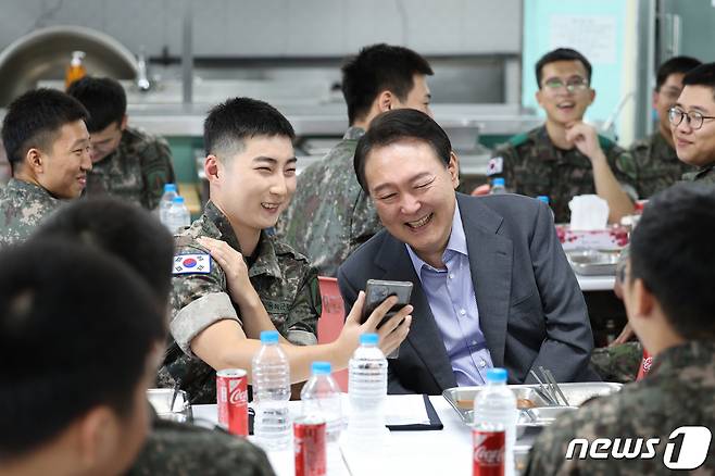 윤석열 대통령이 추석인 10일 수도방위사령부 예하 방공중대를 찾아 장병들과 오찬을 하던 중 한 장병의 부모님과 영상통화를 하고 있다. (대통령실 제공) 2022.9.10/뉴스1 ⓒ News1 안은나 기자