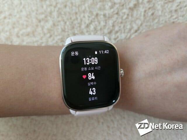 스마트워치 어메이즈핏 GTS 4 미니가 운동 중 실시간 측정한 소요시간, 심박수, 칼로리 소모량 (사진=지디넷코리아)
