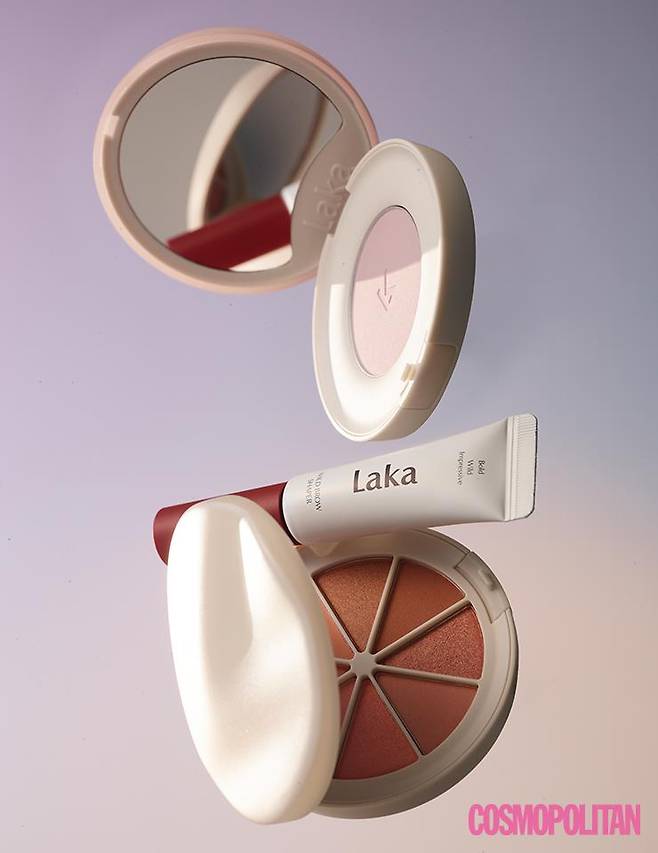 (위부터)라카 바이탈 쉬어 블러셔 06 허쉬 1만7천원. 여러 겹 덧발라도 얇게 레이어링 되는 에어리 피니쉬 효과의 파우더 블러셔.라카 와일드 브로우 셰이퍼 02 볼륨 1만2천원. 빈약 눈썹도 풍성해 보이는 볼륨 효과에 중점을 둔 브로우 셰이퍼. 라카 미들톤 컬렉터 아이섀도우 팔레트 05 선셋 3만2천원. 중간 명도와 중간 채도의 색으로 구성된 8가지 색의 팔레트로 맑고 부드러운 음영 메이크업에 제격이다.