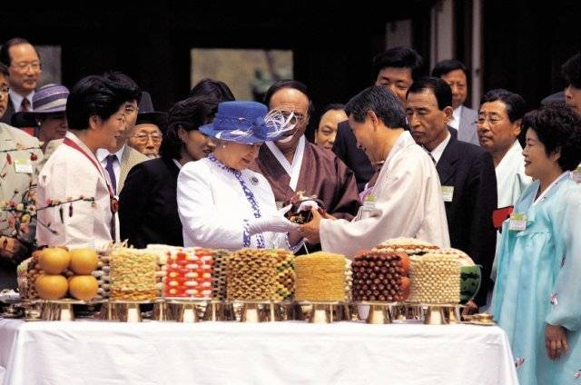 엘리자베스 2세 영국여왕이 안동 하회마을의 전통한옥  담연재 에서 73회 생일상을 받고 있다. 1999년 4월 21일. 안동시 제공