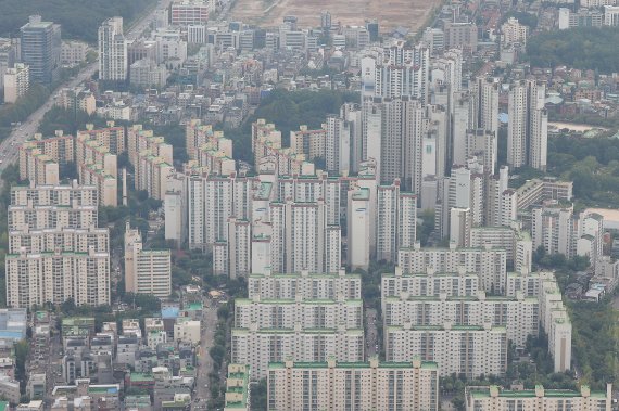 사진은 12일 서울 송파구 롯데월드타워 전망대 서울스카이에서 바라본 서울 시내 아파트 단지 모습. 2022.9.12 nowwego@yna.co.kr (끝)