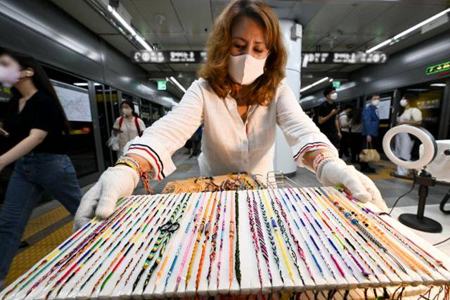 해미씨가 형형색색 액세사리들을 정리하고 있다. 최주연 기자