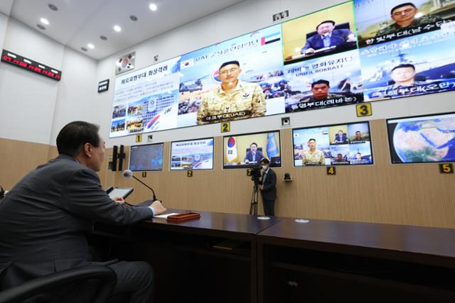 윤석열 대통령이 추석인 10일 서울 용산 대통령실 청사에서 해외파병 근무 중인 한빛부대(남수단), 동명부대(레바논), 청해부대(오만), 아크부대(아랍에미리트) 장병들과 화상통화를 하며 격려하고 있다. 대통령실 제공