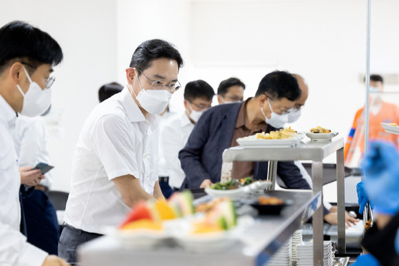 이재용 삼성전자 부회장이 10일(현지시각) 삼성엔지니어링 도스보카스 정유공장 건설 현장을 방문해 사업 진행 현황을 점검하고, 구내식당을 찾았다. [사진=삼성전자]