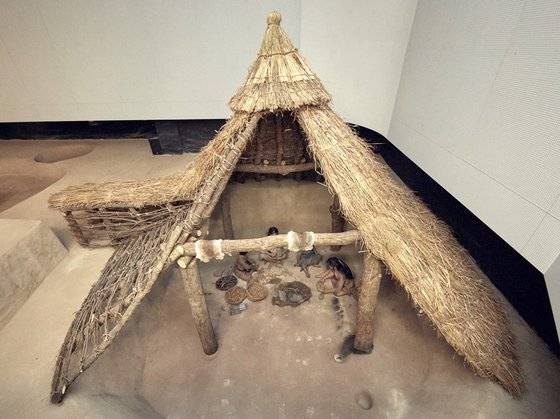 암사동 선사 유적 박물관에 전시된 움집의 내부. 실내 중앙에 화덕을 놓은 구조가 특징이다.