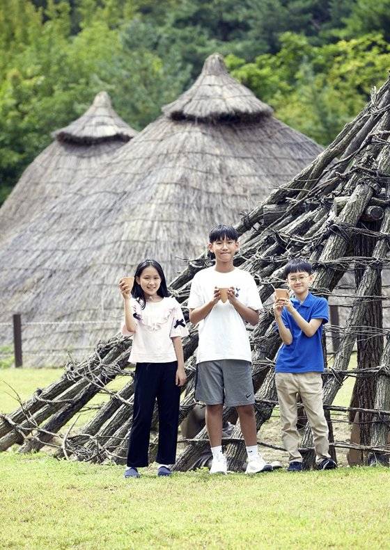 신석기 시대에 대해 알아본 박시오 ·임서준·권도준·(왼쪽부터) 학생기자. 신석기 시대는 원시적 농경과 정착 생활의 시작, 간석기 이용 등으로 인류의 삶이 구석기 시대에 비해 크게 바뀌었다고 해서 신석기 혁명이라고도 한다.