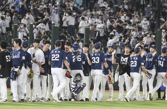 지난 9~11일 열린 3경기를 모두 이겨 6연승을 달린 '추석의 승자' NC 다이노스 선수단. 연합뉴스