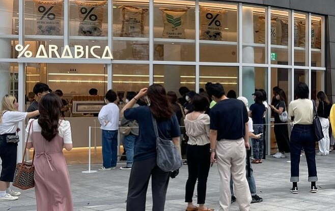 ‘응커피’로 불리는 퍼센트 아라비카 커피가 서울 강남구 삼성동 스타필드 코엑스몰에 국내 첫 매장을 오픈한 11일 커피를 맛 보려는 고객들이 길게 줄을 서 있다.  / 사진= 퍼센트 아라비카 커피