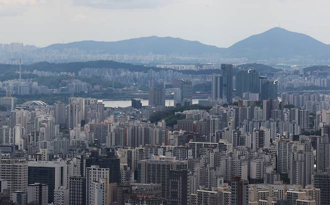 서울 남산에서 바라본 시내 아파트 모습.  연합뉴스