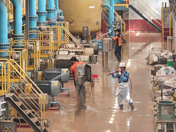 Firefighters help clean up at Posco's Pohang steel mill in North Gyeongsang on Monday. [NEWS1]