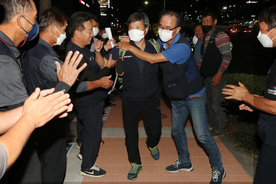 Unionized truckers end the occupation of HiteJinro headquarters and leave the building on Sept. 9 after reaching an agreement with Suyang Logistics, a wholly owned subsidiary of HiteJinro that contracts them. [NEWS1]