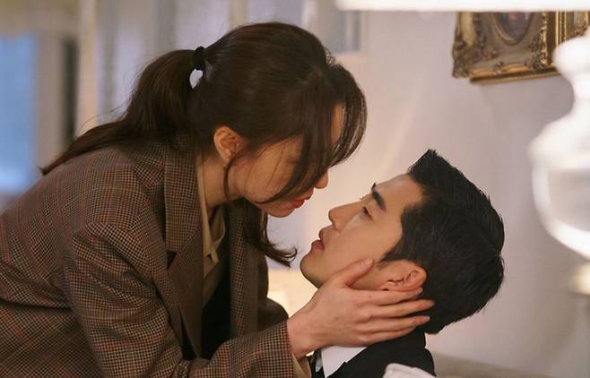 디즈니플러스가 최근 공개한 한국 오리지널 작품 ‘키스 식스 센스’의 한 장면.[디즈니플러스 캡처]