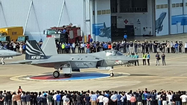 KAI 임직원들이 초도 비행에 성공한 KF-21을 환영하고 있다.