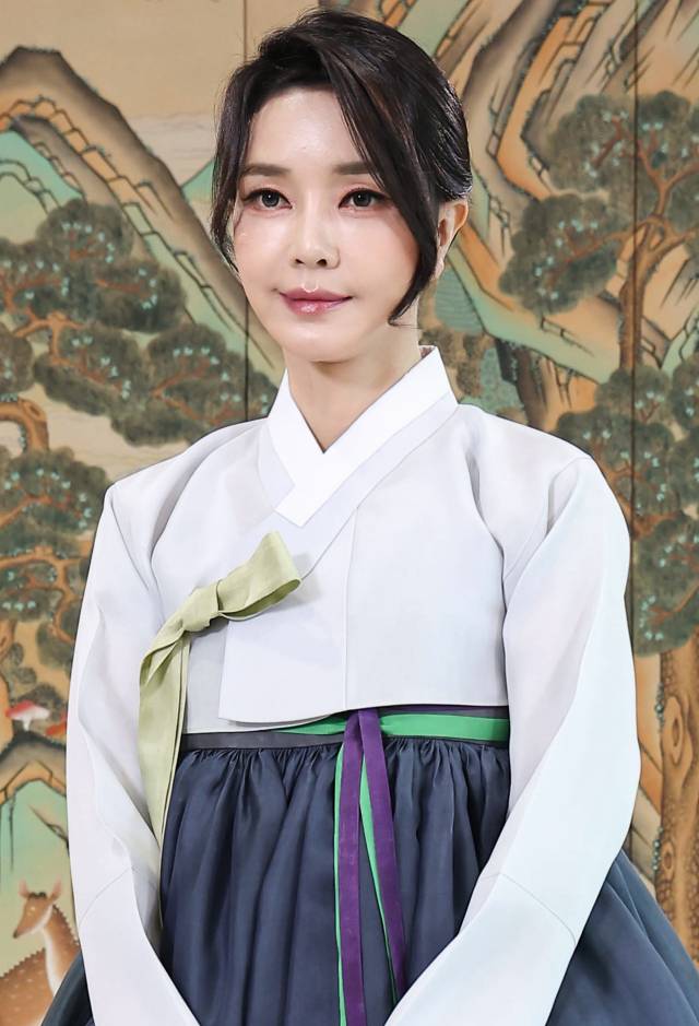 김건희 여사가 10일 서울 용산 대통령실 청사에서 영상으로 추석 인사를 전하고 있다. 사진 제공=대통령실